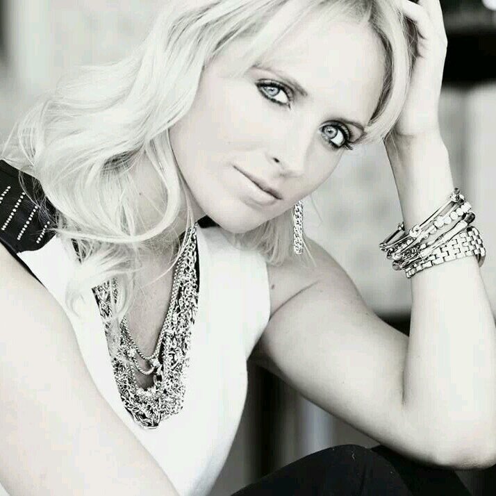 We recognize and appreciate the stylish woman with experience, authority and class. Our jewelry reflects the strong and beautiful woman you are.