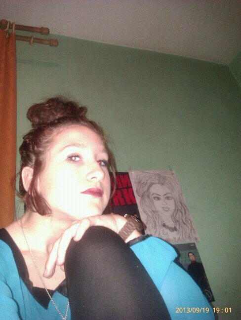I'm popular ;)) I love Music and play the guitar ;)) I looking first  manager ;*