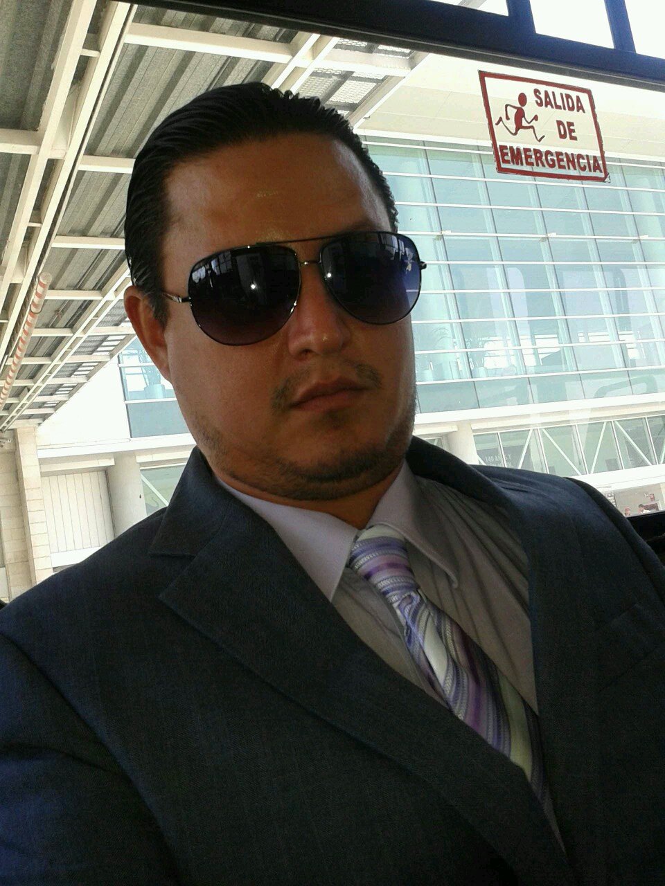 padre de dos hermosos hijos FX y JF, cabeza de una familia, creyente de dios. abogado