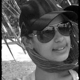 Apenas uma garota com a alegria de uma criança;
a malícia de uma adolescente;
e sentimentos de mulher.!