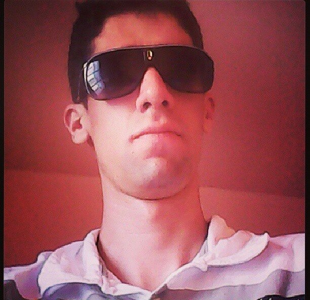 amo futebol,pizza,video game,chocolate,carros,etc follow me e saberão mais  http://t.co/seDTZuC7aP