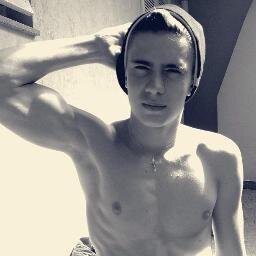 Estar tan bueno y ser tan gay, @higi_14febrero nuestro amor esta por encima de todos los demas, te amo espero que lo nuestro no acabe nunca.