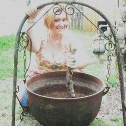 Artist, Writer, Mom, the household do'er of things and stuff.