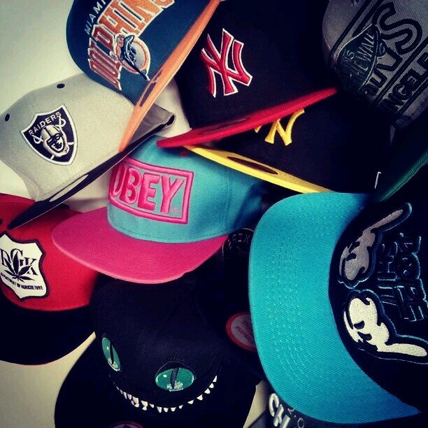 Venta de gorras planas en Sevilla. No cobramos por adelantado. Os encontramos cualquier modelo. Hacemos envios. cerebroblanditocaps@gmail.com.