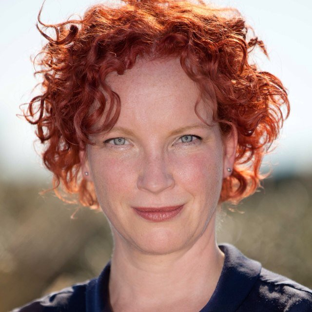 Krant, nieuws én Netflix. Netwerker. Woordvoerder en communicatiespecialist. Houdt van muziek, maar weet er niks van. Nieuwsgierig en chaotisch.