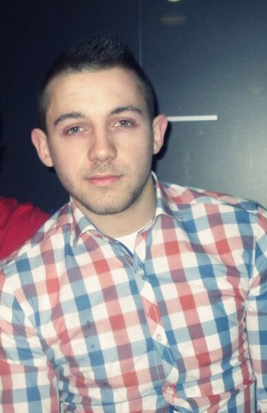 Kevin 22 ans belge . ( la louviere ) 
candidat de la saison 4 de masterchef :)