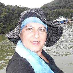 Amo a vida...mas tenho consciência das pedras que aparecem, mas também das rosas...e isso me fortalece....