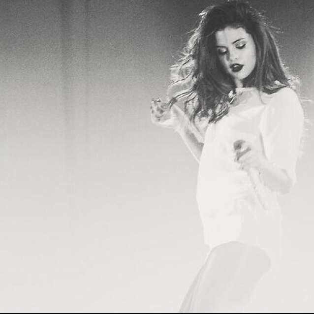 Hi ! Im selena im 20 , single! , and bisexual:) Single|bi|LOOKING :) im a very hyper and happy person!!