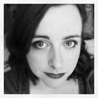 Annoying writer type .I'm quite short. I love gin . I dislike politicians but love politics. I quite like the rain and gin , I love gin. ☺