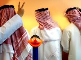 نَحنُ نَعيش في مُجتمع غَريب يَهتمون بِكلام الناس وَ لا يَهتمون بِمشاعر الناس