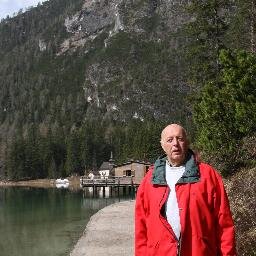 Già docente nella Scuola europea di Lussemburgo e in Messico, nelle scuole elementari di Belluno, nelle scuole secondarie di secondo grado. Scrittore