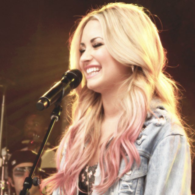 I am an english chick... And i am in love with Demi Lovato, Ariana Grande... The Janoskians, One Direction, 5SOS, Lawson... Also all youtubers.. Music is Life