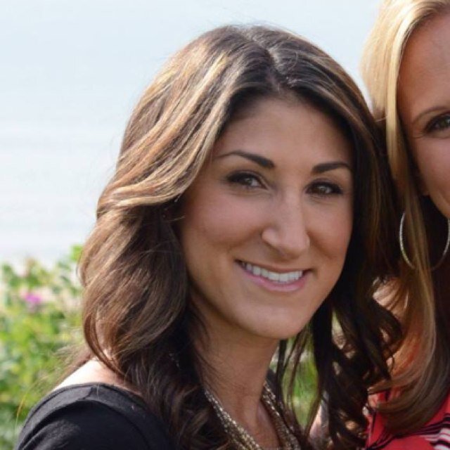 PR gal, Long Islander therefore beach goer, newlywed, social media enthu, dog lover, yanks + jets + knicks + heels fan.