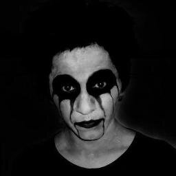 tecnico en aplicaciones, integrante de banda black metal, (tecladista depresivo) sentimiento oscuro