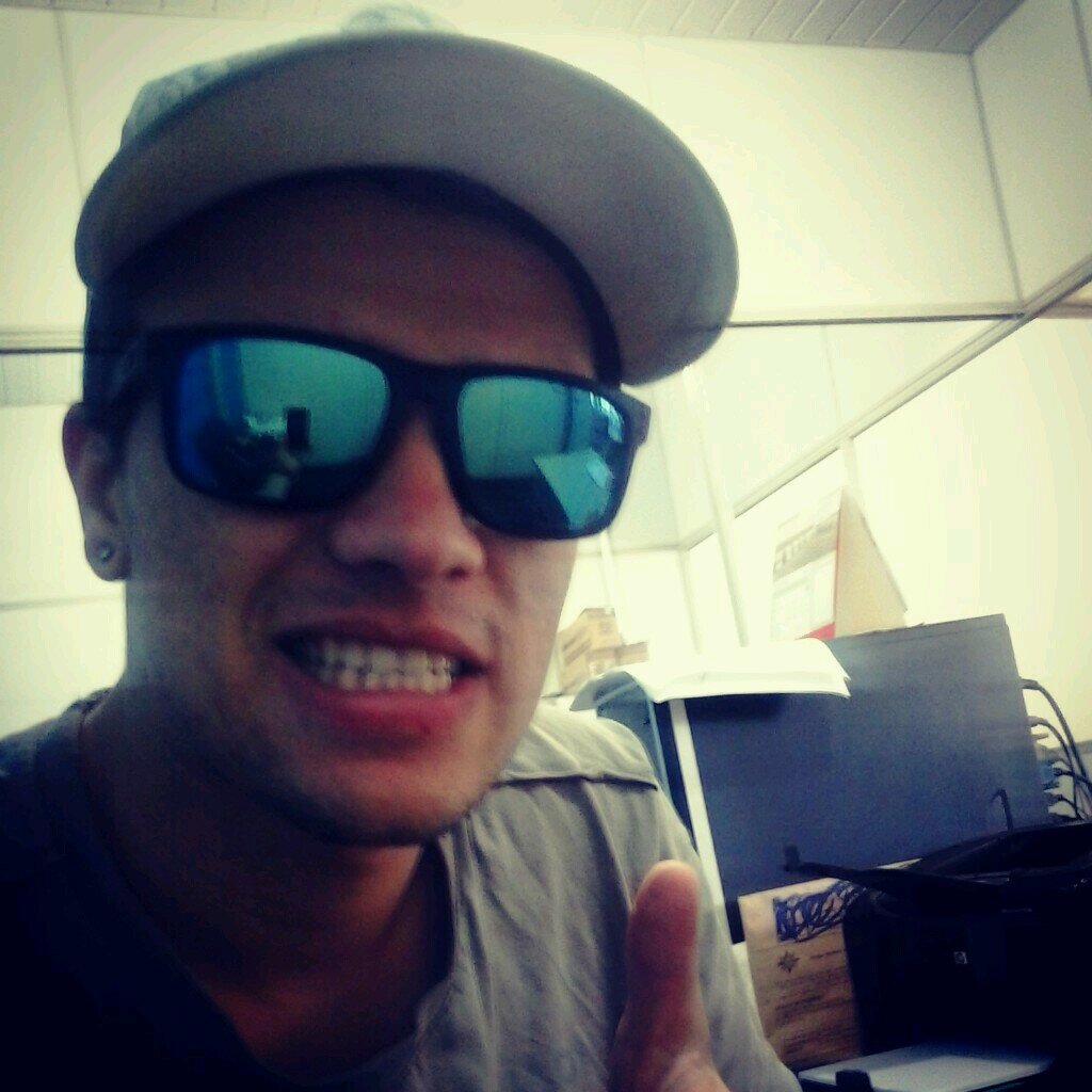 nem sempre o sorriso  qui trago no rosto é viada qui vem levando