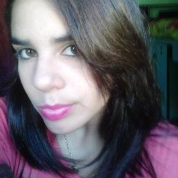 eu? sou exatamente a menina romantica&feliz
aquela com sentimentos aquela que se apaixona
aquela qe sempre esta de bem com a vida 
sou a qe sonha com um mund