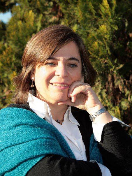 Asistente Social PUC, Magister Gestion y Políticas públicas UCH, madre de 2 hijas y un hijo, casada hace mucho.