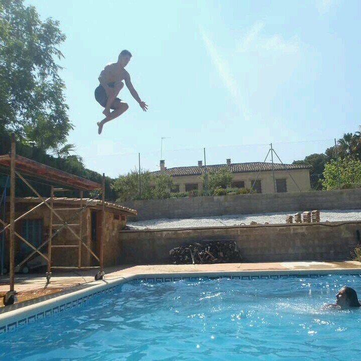 El truco es abrazar cuando esté de espaldas tomarle por la cintura y decirle al oído me encantas.