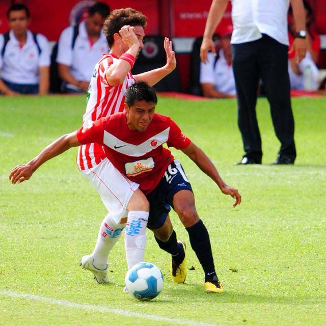 Exfutbolista profesional, soy una persona que siempre lucha por sus sueños, el FUTBOL mi mas grande pasion!! AMO A MI FAMILIA!!
