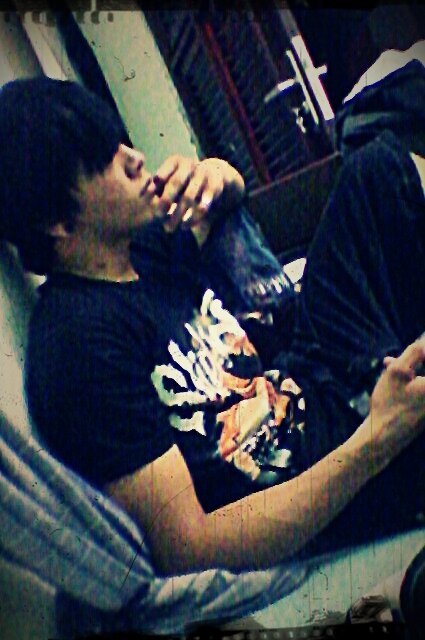 Cleylton, baterista e vocalista da banda, Living Over Again (metal) adora oque faz,,se sente completo quando esta tocando e cantando.^^