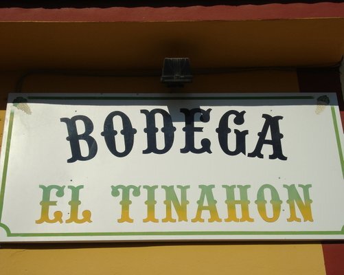 Bodega ubicada en Bormujos un pueblo del aljarafe sevillano. Abrió sus puertas al publico en el año 2000. Contacto de reserva: 955723456