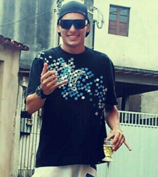 Desde pequeno vejo Batman dirigir a 320km/h Popey fumava e era todo tatuado Pac man correndo ouvindo musica eletronica e comendo balinhas q o deixava acelerado