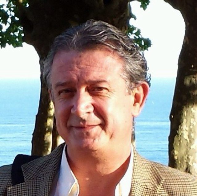 Maestro, Director Infantil-Primaria. Trabajo colaborativo en red y Dirección Escolar (Plataforma Magíster-ASADIPRE). Padre de tres hijos. Música, tiro, motos...