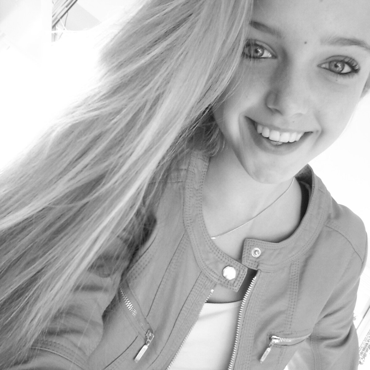 3 Jorden - klein & blond - H5D csvvg Lariks - keep smiling; it makes people wonder what you've been up to