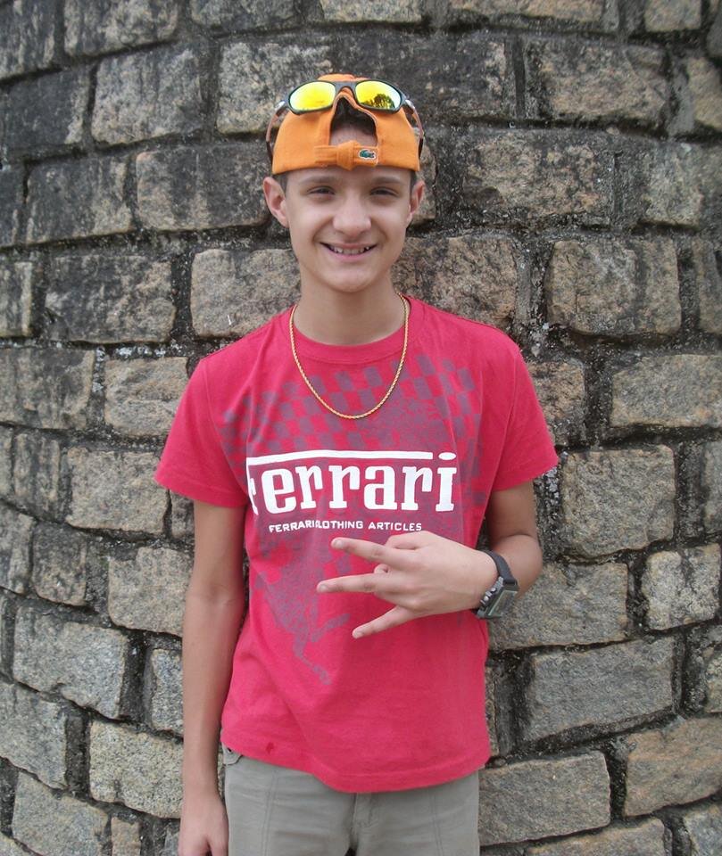 Amo Futebol, praia e carros. Solteiro, 12 anos, amo morenas.