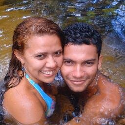 Amo esta do lados de meus amigos,família e principalmente do lado de minha esposa,Simone.
