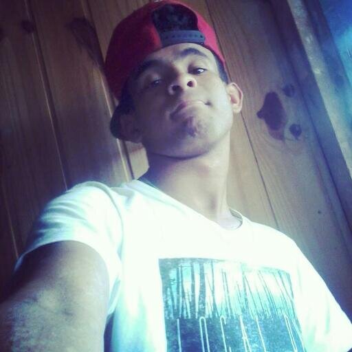 simplesmente o pretinho tem o poder u.u @umaakarol aq -