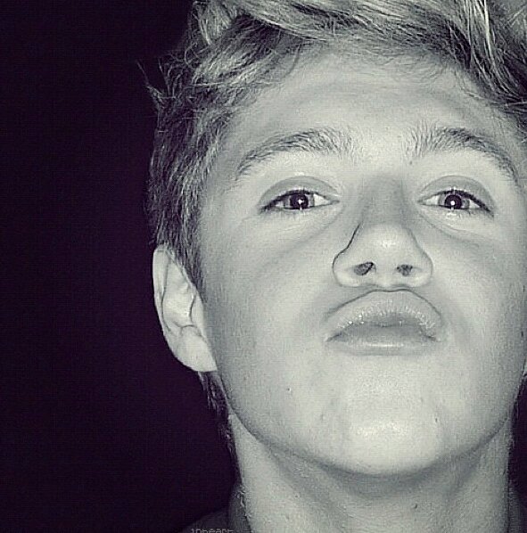 PLEASE FOLLOW @SLAYINGNARRY SO SHE CAN REACH HER GOAL OF 1k FOLLOWERS!! LOVE YOU & THANKS A TON!! Xx.
