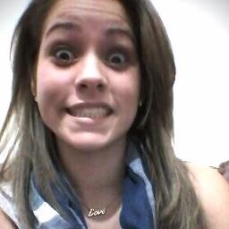 Loira. engraçada,{pelo menos minha mãe diz} kk' sou amigavel e adoro rir ;)