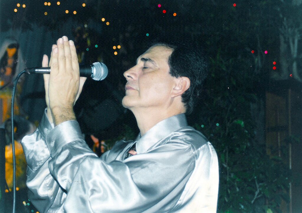 Originario Tampico,Tam.México. Cantautor con éxitos a nivel nal. como: Fue una mujer, Usted me dejó llorando, Eso es amor (VIII festival OTI), Botón de niña,etc