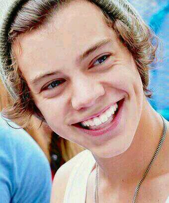 Hiiiii guys :) Please go follow @ZaynMalikToy if you don't follow him i unfollow you sorry :(XX