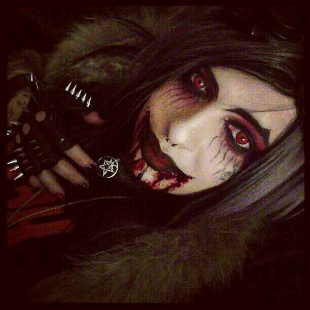 Hey I'm Dahvie Vanity. Part of Blood On The Dance Floor. My sister is @HolyNightmare_ and I want her to be okay. [single/not looking]