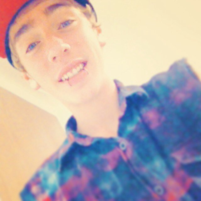 _AMBIITIIONsXII's profile picture. She Paints A Pretty Picture, But This Story Has A Twist, The Paintbrush Was A Razor, & The Canvas Was Her Wrist..