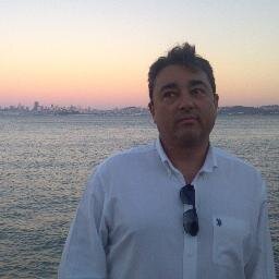 Empresario, sector tecnología. Padre dos hijos. Casado.