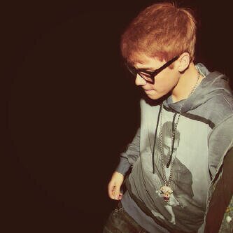 18 years old , love jb / 1D / want have fun on twitter I hope to you enjoy in my account ‹☺› ♥ ♥ *follow me*