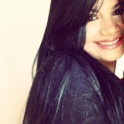 “Ela não é completamente normal. Nem anormal. Ela só é ela, com todos os seus cantos, esconderijos, degraus, pontes, abismos.”
http://t.co/WsQ4ZY2kal
