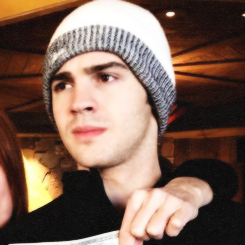 ``Elena : Sinto muito por você ter perdido varias pessoas .          Jeremy : Eu ainda tenho você´´ @/Aninha'