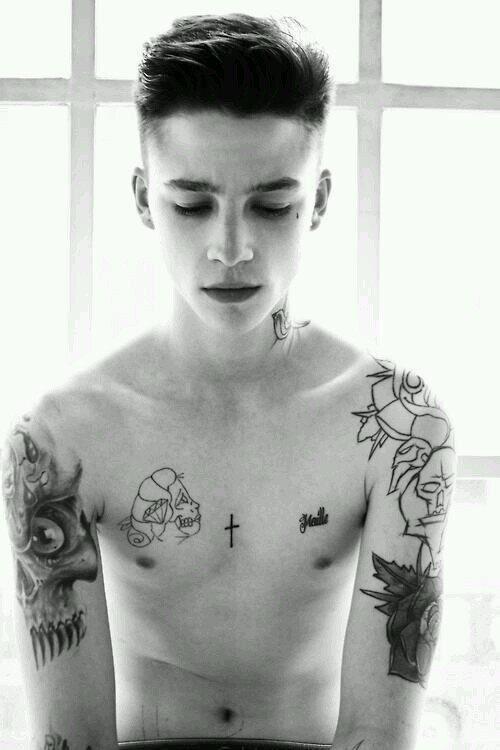 17. Vivo en Norlyn desde siempre. Apasionado de los tattos, las mujeres y el alcohol. Estudiante y modelo en tiempos libres. The world ir wrong.