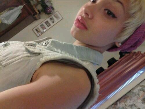 Jasmine . 19 . lesbian . Single  ♥
