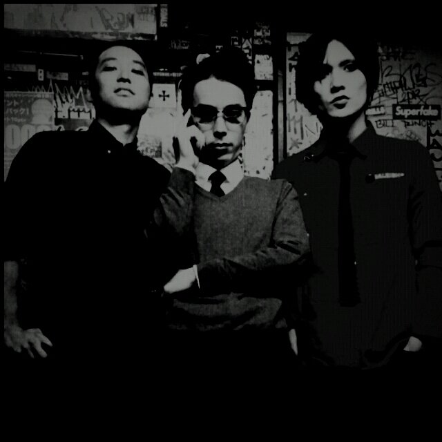 G/Vo.kentaro,Dr.FUCHI,Ba.tatsuro altermative rock band from TOKIO
http://t.co/vhTQGr59Kk