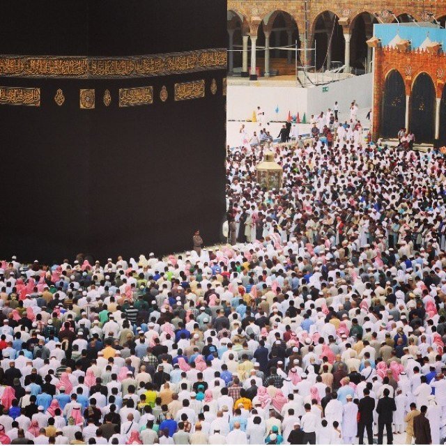 كن في الدنيا كعابر سبيل واترك ورآئك كل اثر جميل ما نحن في الدنيا الا ضيوف وما على الضيوف الا الرحيل //