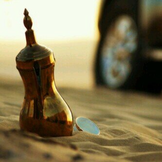 ‏لا أنت البعيد اللي بالشوق أتناساه ؛ ولا أنت القريب اللي فيك متهنّي 🍂!