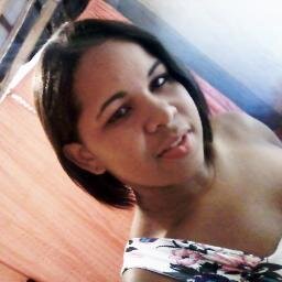 totalmente divertida e feliz com a vida