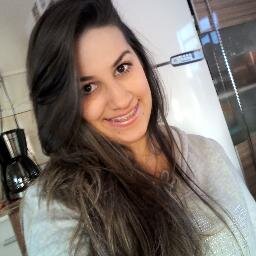 19 anos, virginiana, ciumenta, extremamente louca,imperfeita,colorada s2, amiga,amorosa , complicada demais,entre outras coisas, dá pra aguenta, kkkk