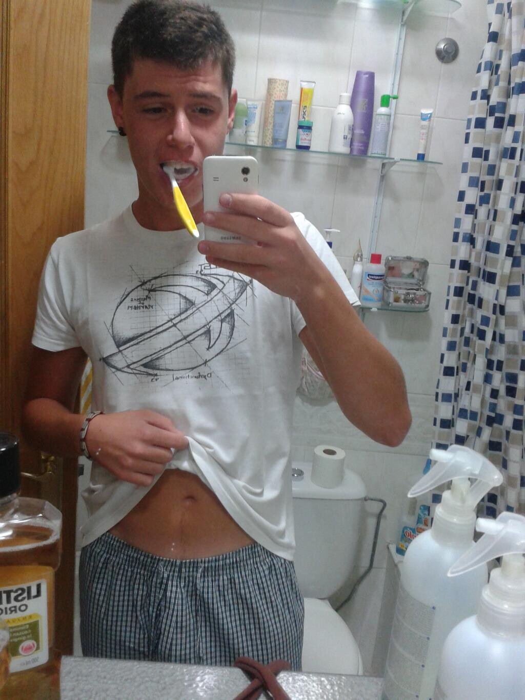 Fan de stone, estudiante de derecho, escritor, violador.Puta