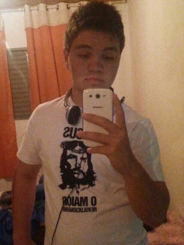 amo rock (cristao) , amo Deus , meeus amigos e minha familia. segue aeww vai .